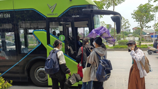 Đi chơi dịp Lễ bằng xe buýt, tàu điện có gì thú vị?