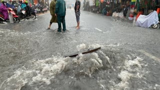 Mưa lớn, nhiều tuyến đường ở Thủ Đức biến thành 'biển nước'