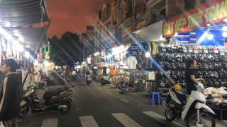 Chợ đêm vắng khách