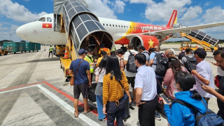 Giá vé máy bay cao, ngành du lịch “ chịu trận” (Phần 1)