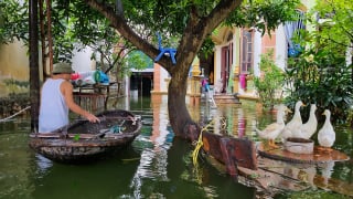 Nhiều khu vực ngập sâu kéo dài, Hà Nội cần lưu ý phòng tránh dịch bệnh