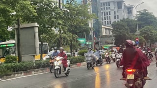 Xe máy ngang nhiên ngược chiều trên đường Tôn Thất Thuyết