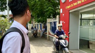 Khi người đi bộ bị đẩy xuống lòng đường