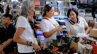 Tiểu thương tại chợ truyền thống thay đổi để tồn tại