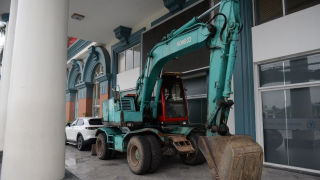 Cây xanh bật gốc trong giông lốc, nhiều tuyến phố Hà Nội gặp khó khăn