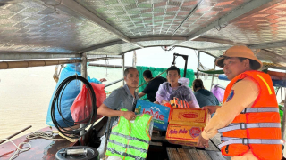 Khẩn trương cứu người trên sông Hồng
