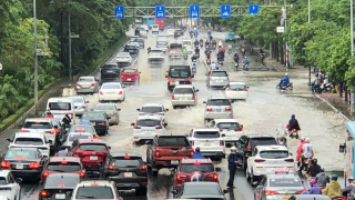 Người Hà Nội kẹt cứng trên nhiều ngả đường vì ngập và tắc