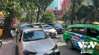 TP.HCM: Taxi, xe dịch vụ gây ùn tắc cổng bệnh viện