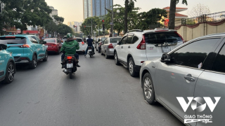 Phố “kiểu mẫu”, ô tô đỗ hai hàng từ đầu đến cuối