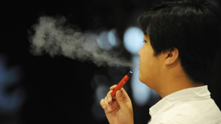 Thuốc lá thế hệ mới: Cấm thôi, đừng bàn chuyện quản