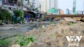 Người dân gặp khó khăn và nguy hiểm tại công trường cải tạo kênh Tham Lương