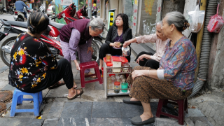 Người Hà Nội đón gió lạnh đầu mùa