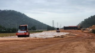 Cao tốc Chí Thạnh - Vân Phong: Nhà thầu sốt ruột vì mỏ đất toàn đá