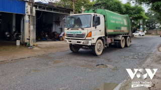 Mùi nồng nặc trên cung đường lên bãi rác Nam Sơn