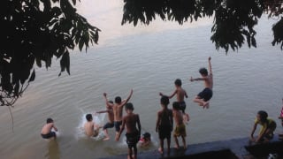 Nắng nóng đầu hè, người Hà Nội rủ nhau tắm sông