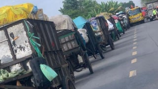 Cân rác thu tiền, còn nhiều băn khoăn