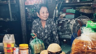 Ghé chợ Bà Hoa, nghe vị miền Trung giữa Sài Gòn thơm thảo