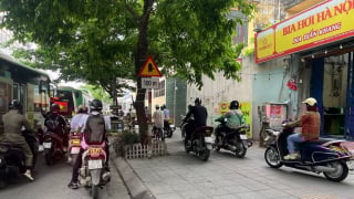 Vỉa hè và sự công bằng… “lệch”