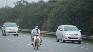 Thiệt mạng vì ngược chiều ở làn 100 km/h trên Đại lộ Thăng Long, bao giờ người đi xe máy biết sợ?