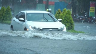 Vụ “treo thưởng” 50 triệu đồng chống ngập, vì sao vẫn chưa hiệu quả?