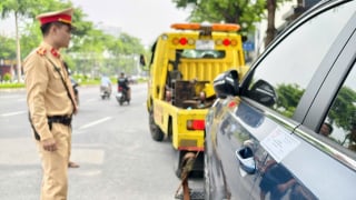 Đường Võ Chí Công sau phân làn: Lòng đường bị lấn chiếm, phương tiện gặp khó khi qua các nút giao