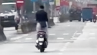 Buông hai tay đi xe máy, bị phạt thế nào?