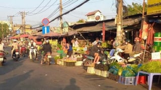 Chợ tự phát lấn chiếm Quốc lộ 1 gây mất ATGT