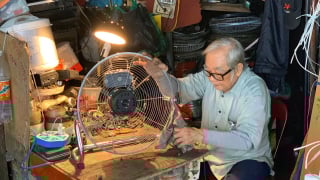 Thợ già trên phố cũ