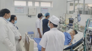 Hai bệnh viện hội chẩn cứu 2 bé ngộ độc nặng do ăn bánh mì