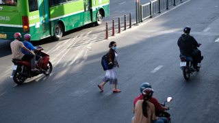 Cầu vượt bộ hành 'lạc lõng'