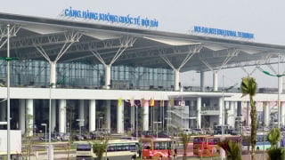 Sau 14 tiếng tạm hoãn, sân bay Nội Bài hoạt động trở lại đêm qua