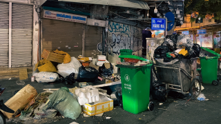 Phố Hàng Mã ngập rác đêm Trung thu
