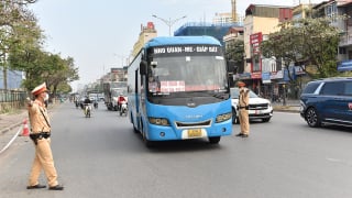 Hàng loạt xe bắt khách dọc đường sa lưới CSGT
