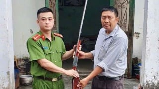 Người dân Hải Dương tự giác giao nộp hàng trăm khẩu súng và công cụ hỗ trợ