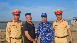 Vừa cứu người nhảy cầu, vừa bắt giữ đối tượng tàng trữ heroin trong một ngày