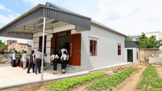 Chủ tịch UBND tỉnh Hải Dương thăm tặng quà một số gia đình được hỗ trợ xóa nhà tạm, nhà dột nát