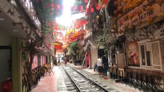 Du khách bị mời ra khỏi “Phố cà phê đường tàu”
