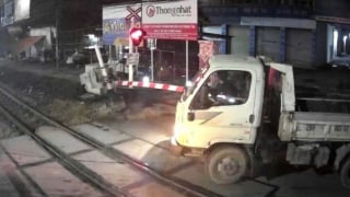 Xe tải vượt đường ngang, đâm gãy barie: Bị phạt 11 triệu và tước GPLX 3 tháng