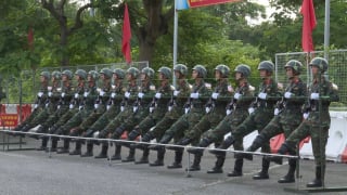 Đeo tạ khi tập diễu binh