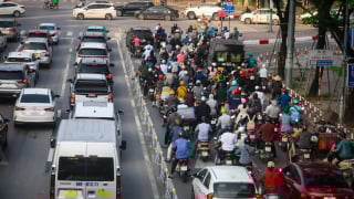 Tăng phí xe xăng: Động thái chiến lược thúc đẩy giao thông xanh