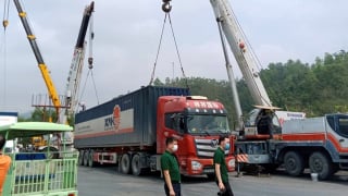 Giá xăng dầu giảm mạnh, chi phí logistics không thể neo cao
