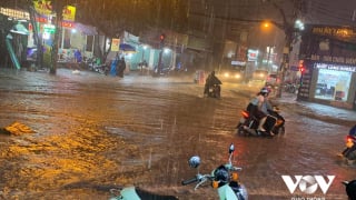 TP.HCM: Mưa lớn, nhiều nơi thành “biển nước”