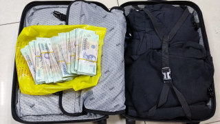 Khách bỏ quên 500 triệu đồng, nhân viên sân bay Nội Bài tìm trả lại