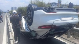 Porsche lật ngửa trên cao tốc TP.HCM - Long Thành - Dầu Giây