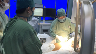 Nam sinh bị cây đè tại trường Trần Văn Ơn bị gãy xương đùi, thai phụ đang được phẫu thuật
