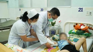 Cứu bàn tay đứt lìa của em bé 5 tuổi sau khi bị xe máy tông