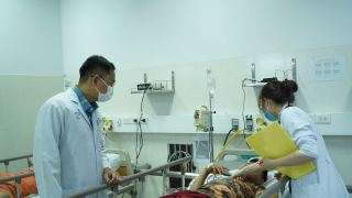 Vận chuyển 2 lọ thuốc trong đêm cứu 3 bệnh nhi ngộ độc Botuninum