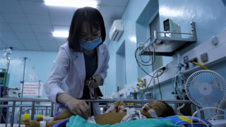 Bố mẹ đưa con từ TP.HCM ra Hà Nội ghép gan, BV Nhi đồng 2 nói gì