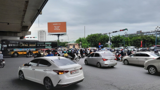 Người dân hối hả trở về Thủ đô sau kỳ nghỉ lễ