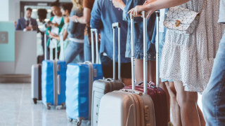 Hàng không kiếm tiền như thế nào từ dịch vụ 'ưu tiên check in'